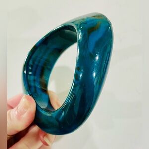1970s Teal Swirl Sculptural Lucite Bangle – Bold Modernist Statement